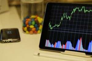 Akcenta: Riscurile valutare persistă, chiar şi cu EUR/RON stabil